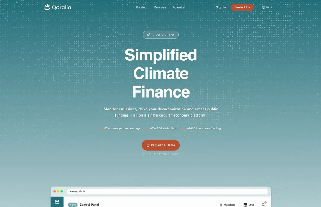 Qoralia — الصفحة الرئيسية العامة للمنصة بعنوان «Simplified Climate Finance»، وتحتها معاينة للوحة التحكم