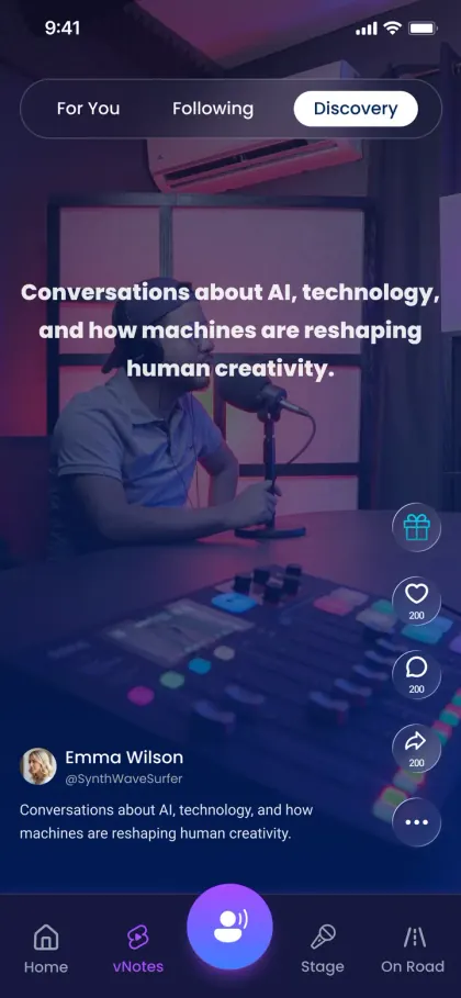 تطبيق Voicers — صفحة الاستكشاف أثناء تشغيل منشور صوتي مع أزرار الهدية والإعجاب والتعليق والمشاركة